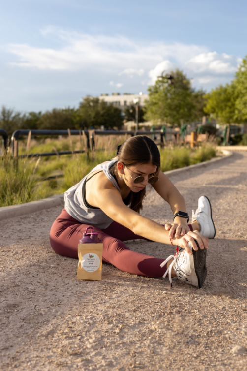 Oatymes humana Mujer sentada en el suelo estirándose hacia abajo